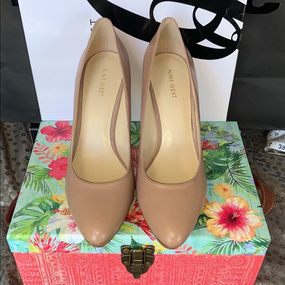 NINE WEST Leather Heels size 10 LIKE NEW